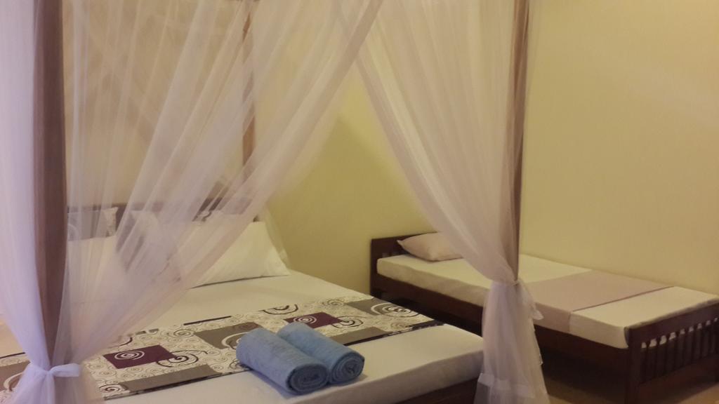 Golden Beach Rest Hotel Tangalle Esterno foto