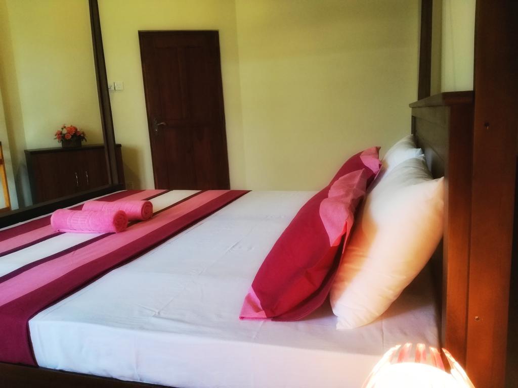 Golden Beach Rest Hotel Tangalle Esterno foto