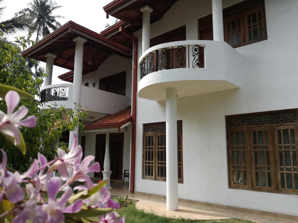 Golden Beach Rest Hotel Tangalle Esterno foto